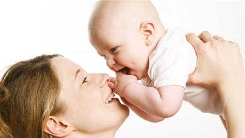 وزارة الصحة تحذر من تقبيل الأطفال لهذه الأسباب