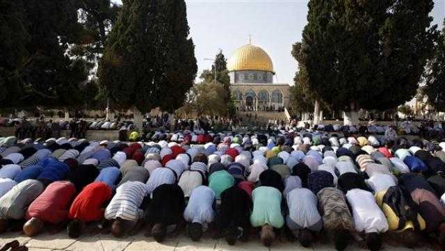 عشرات الآلاف من الفلسطينيين يؤدون صلاة الجمعة في المسجد الأقصى