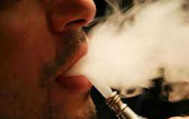 ما حكم شرب الشيشة الإلكترونية؟.. الأزهر العالمي للفتوى يرد