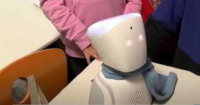 روبوت يحضر الدروس بدلا من طفل مريض.. فيديو