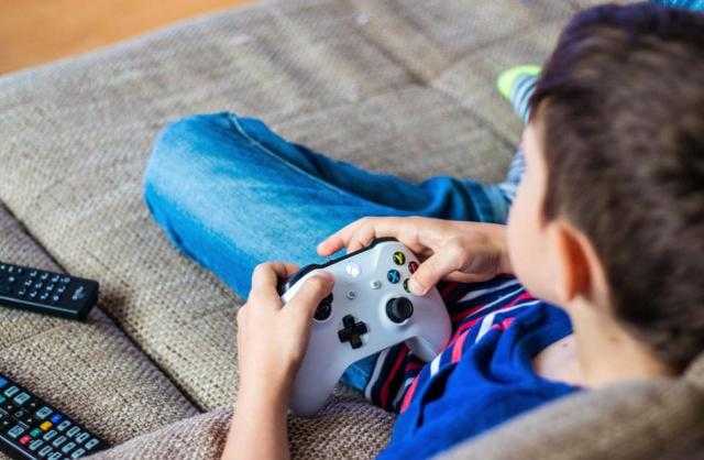 أستاذ علم نفس لـ”حديث القاهرة”: ألعاب الإنترنت تحولت إلى إدمان لدى الأطفال والمراهقين