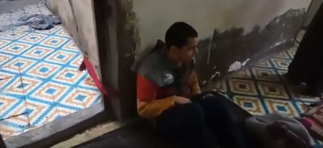 مأساة شاب بالشرقية.. «زياد» يعاني من خلل عقلي.. وأسرته تُكبل يديه وقدميه