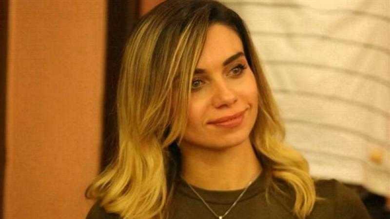 نور قدري.. زهرة خضراء بالكريستال واللؤلؤ