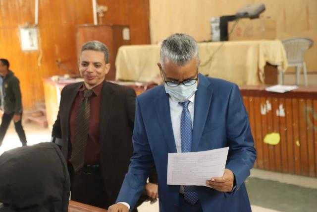 رئيس جامعة جنوب الوادي يتفقد امتحانات الفصل الدراسي الأول