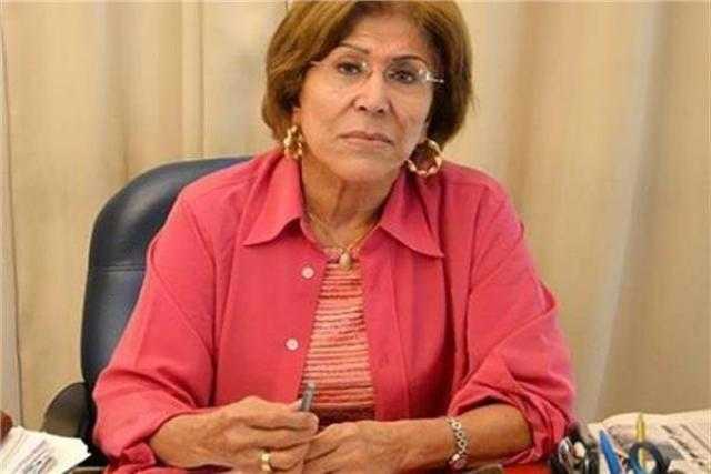 فريدة الشوباشي لرواد التواصل الاجتماعى:”منى زكي ايقونة فنية .. إيه الشر ده”
