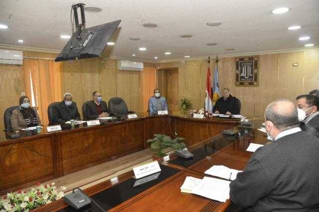 محافظ أسيوط يعقد اجتماعًا بحضور رؤساء المراكز والمدن لمناقشة أوضاع تقنين أراضي الدولة