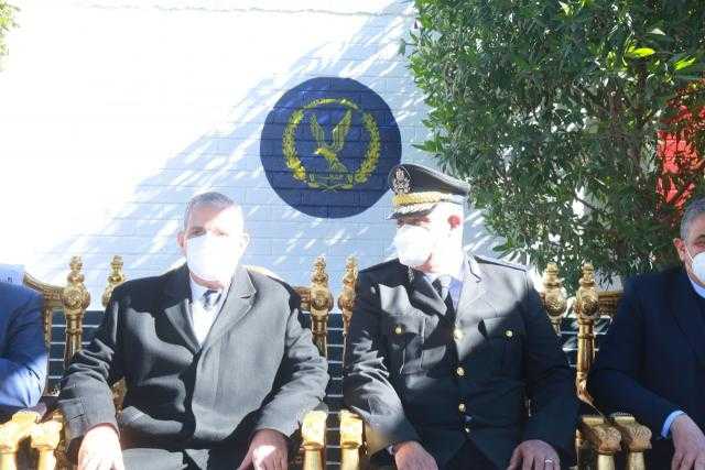 محافظ كفر الشيخ ومدير الأمن يضعان إكليلا من الزهور على النصب التذكاري لشهداء الشرطة