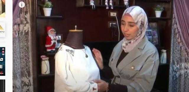 مصرية تبتكر زيا فرعونيا يستخدم التكنولوجيا الرقمية لتقديم معلومات للسياح.. فيديو