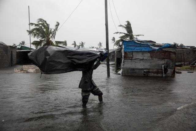 وفاة 11 شخصا وإصابة 100 جراء عاصفة استوائية في موزمبيق