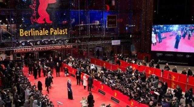 إدارة مهرجان برلين السينمائي تدافع عن قرار إقامته بالحضور الفعلي