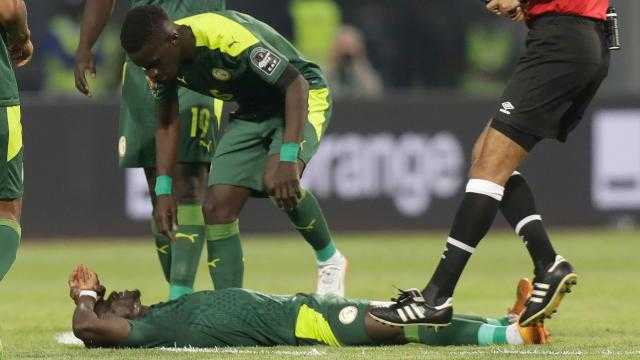 طبيب ”كاف” يدافع عن تعامل منتخب السنغال مع إصابة ماني في أمم أفريقيا