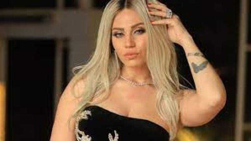 سارة ناجي تتألق بإطلالة تبرز أنوثتها