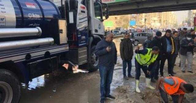 كسر ماسورة مياه بالدقى والدفع بفرق للإصلاح