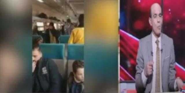 مأساة.. كمسري يعتدي بالضرب على طفل ويهدده بإلقائه من القطار بسبب التذكرة.. فيديو