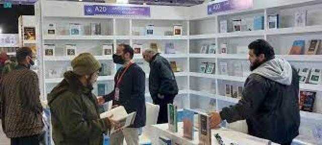 الباحثون والطلاب الدارسون يتوافدون على جناح مركز البحوث والتواصل المعرفي السعودي بمعرض القاهرة الدولي للكتاب