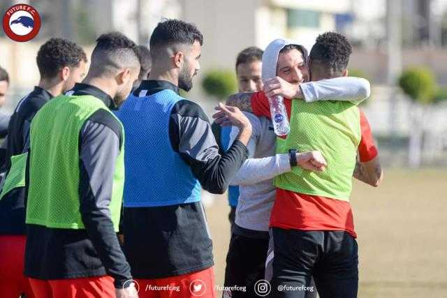 لاعبو فيوتشر يستقبلون عمر كمال عبدالواحد بالأحضان