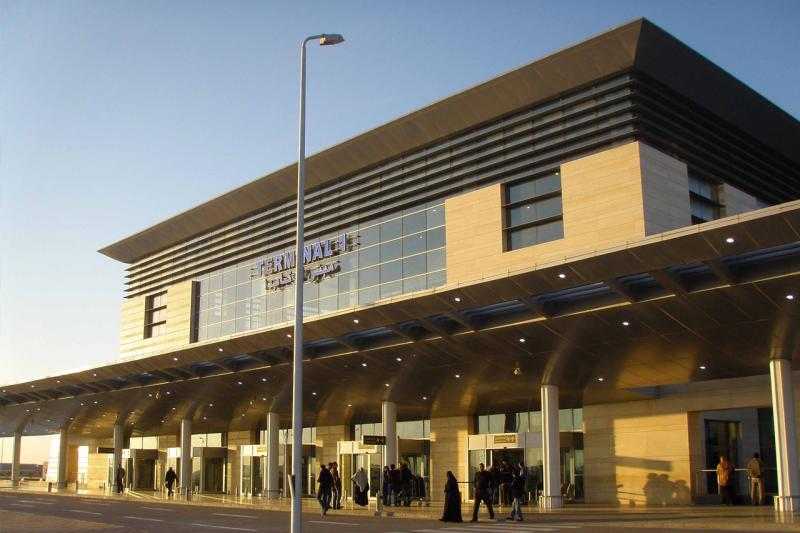 جمارك مطار برج العرب تحبط محاولة تهريب كمية من العملات الأثرية وأدوية