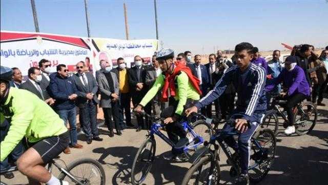 وزير الرياضة يطلق شارة بدء ماراثون الدراجات الهوائية في الوادي الجديد
