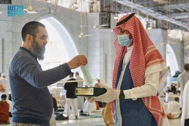 شؤون الحرمين الشريفين توزع 30 ألف كمامة يومياً بالمسجد الحرام ضمن مبادرة وقايتك كمامتك