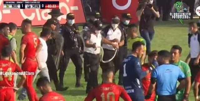 ثعبان يقتحم أرضية ملعب كرة قدم بجواتيمالا وذعر بين اللاعبين.. فيديو وصور