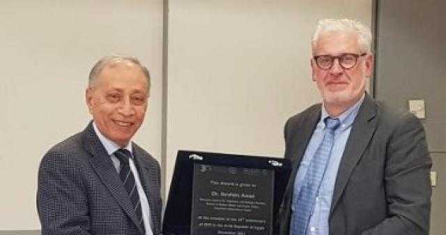 رئيس الهجرة الدولية فى مصر يسلم الدكتور إبراهيم عوض إحدى جوائز ”أصدقاء المهاجرين”