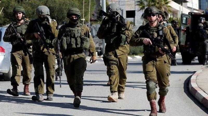 الاحتلال يعتقل ثلاثة فلسطينيين بالضفة