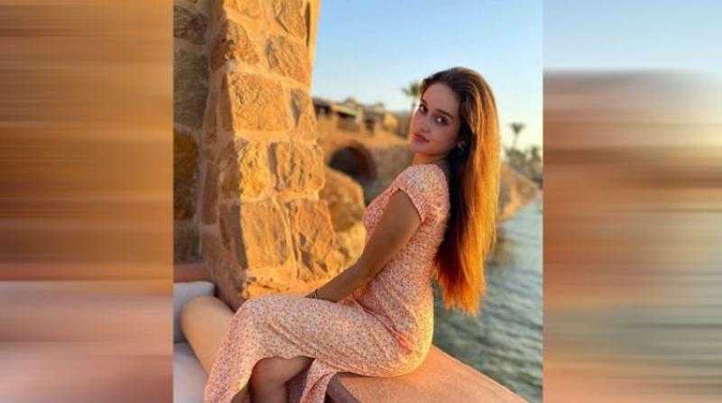 نور إيهاب تميل للبساطة بالأخضر القاتم