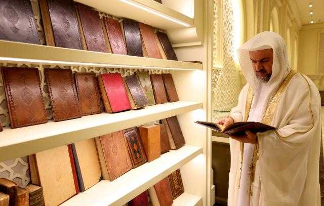 مجمع القرآن الكريم يتسلم مجموعة قيمة من المخطوطات النادرة من حاكم الشارقة