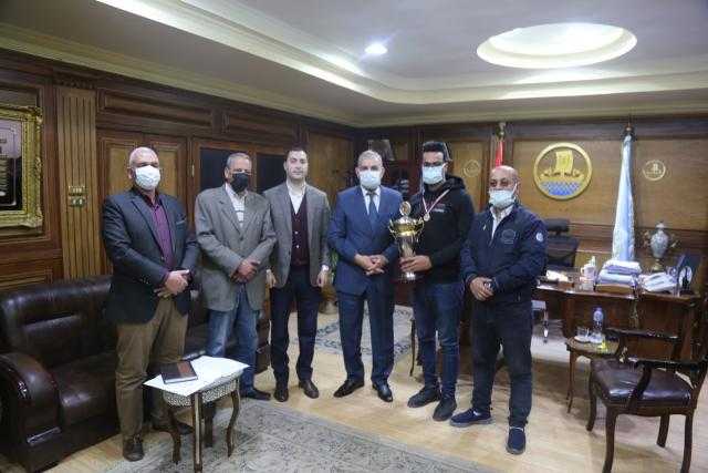 محافظ كفر الشيخ يهنئ فريق كرة اليد بمركز شباب بيلا لحصوله على بطولة الجمهورية