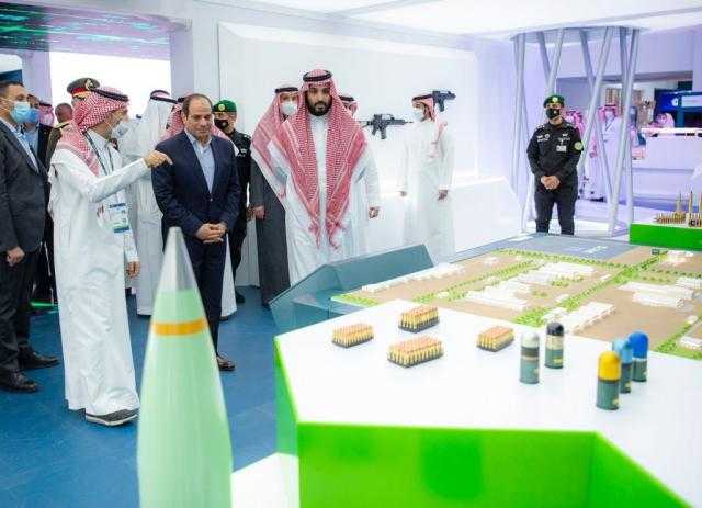 ولي العهد يصطحب الرئيس السيسي في جولة بمعرض الدفاع العالمي