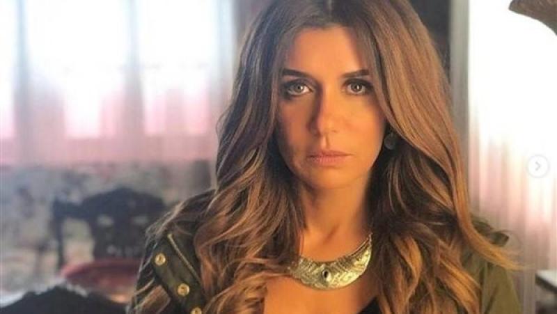 شاهد.. البوستر الرسمي لمسرحية غادة عادل فرصة سعيدة
