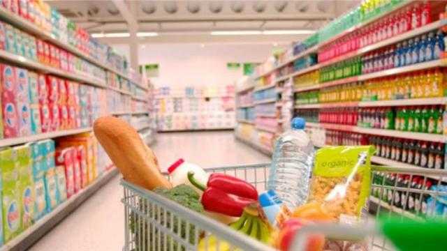 جشع التجار.. كيف تواجه الحكومة احتكار السلع وغلاء الأسعار؟.. فيديو