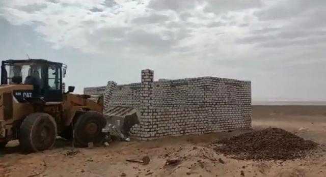 رئيس مركز الغنايم يسلم عددا من عقود تقنين أراضي أملاك الدولة