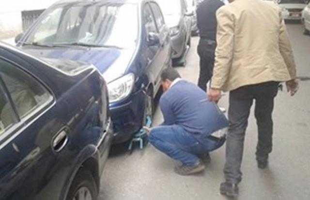 حي الطالبية يشن حملة لكلبشة السيارات المعتدية على الطرق والأرصفة