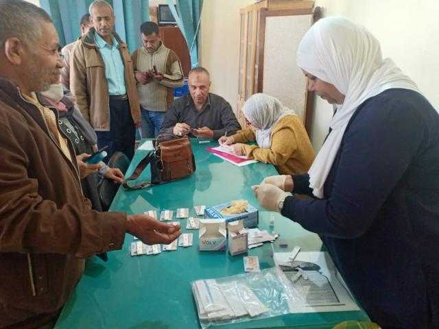 القوي العاملة :تلقي الجرعة الأولى من التطعيم ضد الالتهاب الكبدي للعاملين بالبحر الأحمر