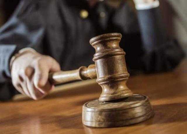 ما عقوبة إخفاء أحد الجناة أو الأموال المتحصلة من الهجرة غير الشرعية؟