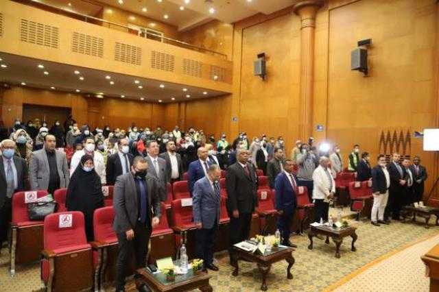 ”سعفان”: تسليم 4677 وثيقة تأمين تكافلي للعمالة غير المنتظمة في أسوان