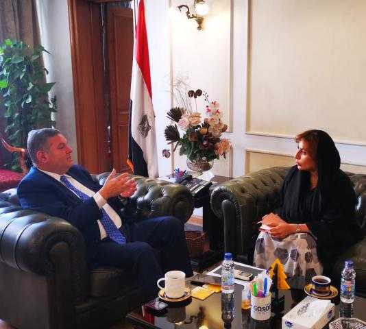 وزير قطاع الأعمال العام يبحث مع سفيرة الإمارات بالقاهرة تعزيز التعاون الاقتصادي والتجاري