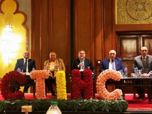 وزير قطاع الأعمال يلتقي قيادات شركات القطن والغزل والنسيج لمتابعة تنفيذ خطة التطوير