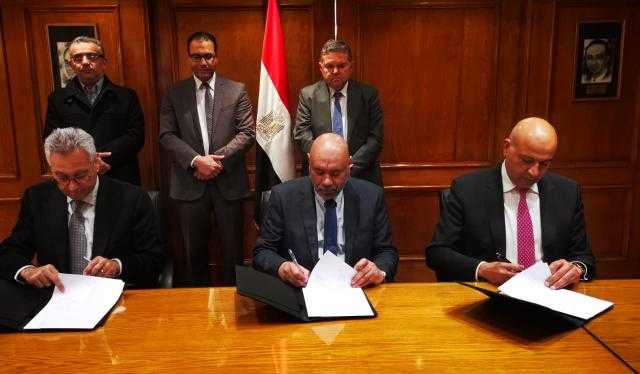وزير قطاع الأعمال يشهد توقيع اتفاقية لتأسيس أول شركة لبيع السيارات الكهربائية