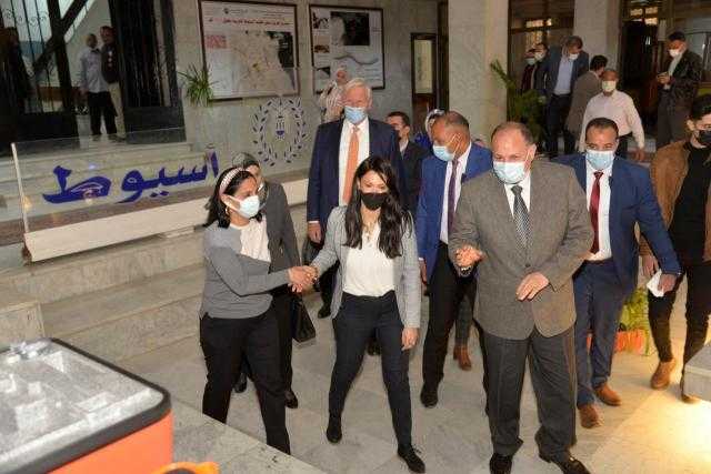 محافظ أسيوط ووزيرة التعاون الدولي يتفقدان معدات مركز معلومات شبكات المرافق