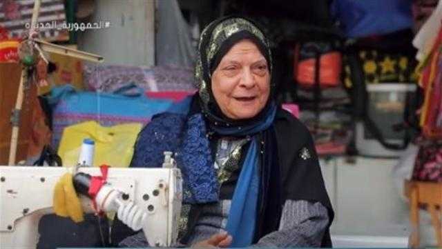 الحاجة فوزية.. قصة كفاح مسنة على ماكينة خياطة