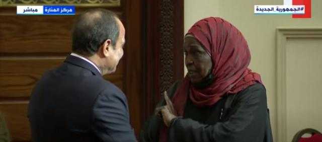 الرئيس السيسي يقبل رأس الحجة مكة في نهاية حفل تكريم المرأة المصرية