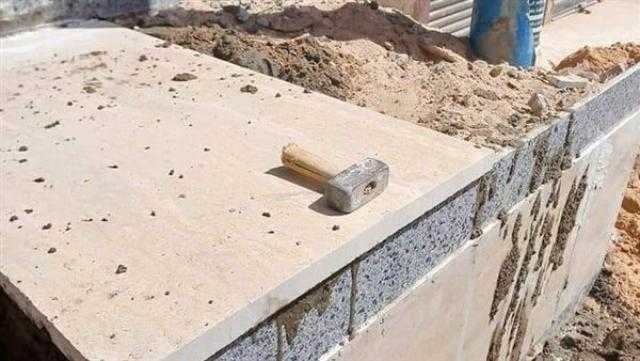 إزالة مخالفة لتحويل النشاط من سكني إلى تجاري بدون ترخيص في المنيا