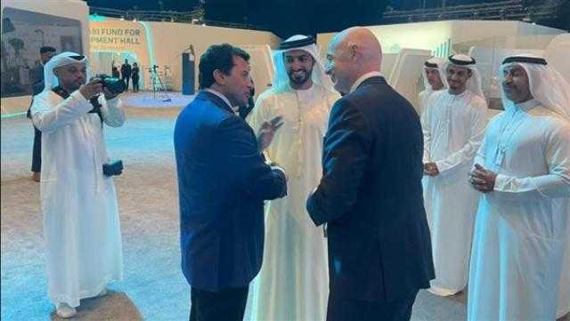وزير الرياضة يلتقى رئيس الفيفا على هامش قمة الحكومات بدبي