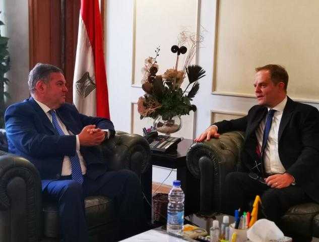 وزير قطاع الأعمال العام وسفير بريطانيا بالقاهرة يبحثان تعزيز التعاون الاقتصادي