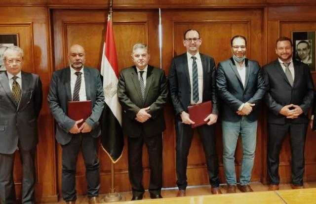 وزير قطاع الأعمال العام يشهد توقيع عقد استشارات بين شركتي النصر للسيارات و”FEV” الألمانية