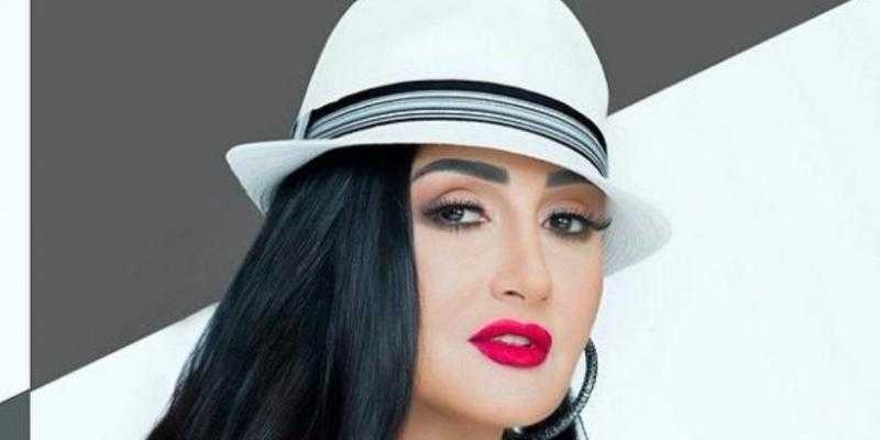 غادة عبدالرازق تخطف الأنظار بفستان مطرز