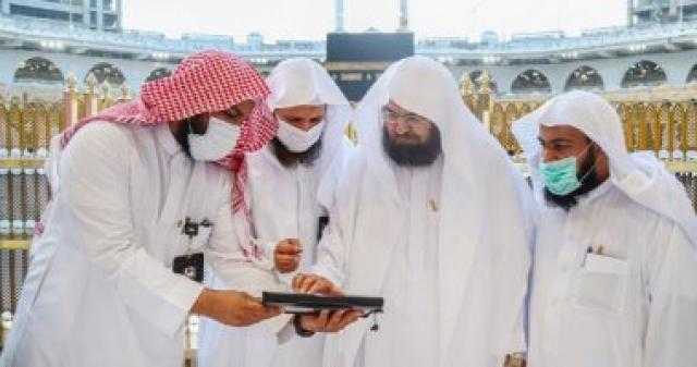 رئيس شئون الحرمين يدشن كتاب ”معالم من الحرمين” بخمس لغات عالمية