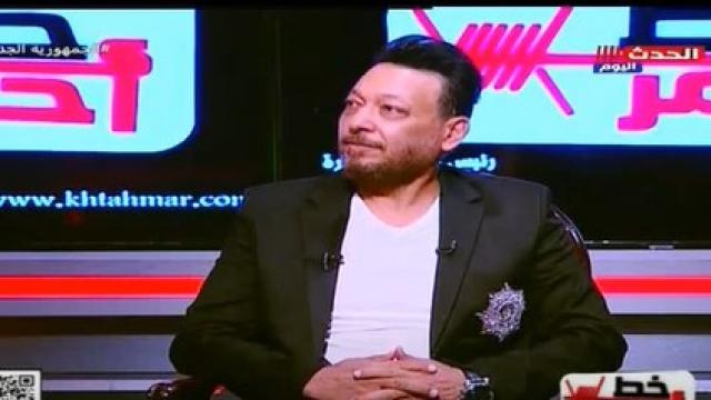 المطرب أحمد العيسوي ينهار على الهواء: أمي تاج راسي والحنية كلها